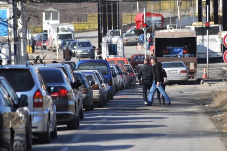 Një orë pritje te Dheu i Bardhë, kjo është gjendja aktuale në pikëkalimet kufitare për hyrje nga Kosova