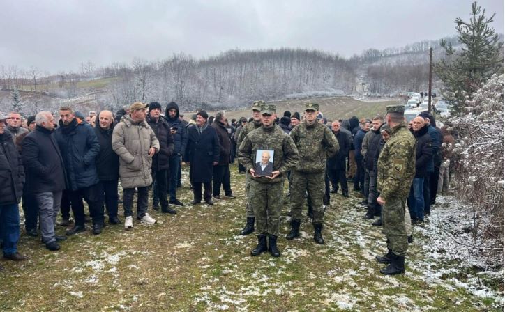 I jepet lamtumira e fundit babait të Calit, varroset pa praninë e djalit
