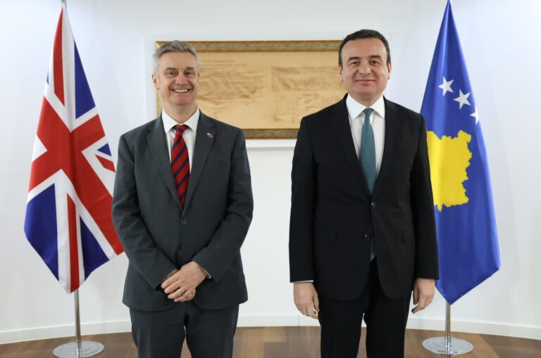 Ambasadori britanik takon Kurtin: Qeveria e ardhshme të rifillojë progresin në dialogun e lehtësuar nga BE-ja dhe integrimin evropian
