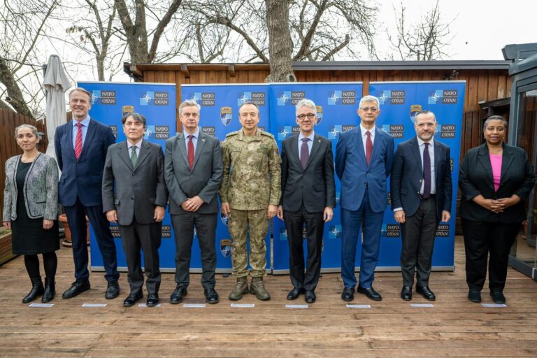 Komandanti i KFOR-it takon diplomatët, flasin për sigurinë në rajon