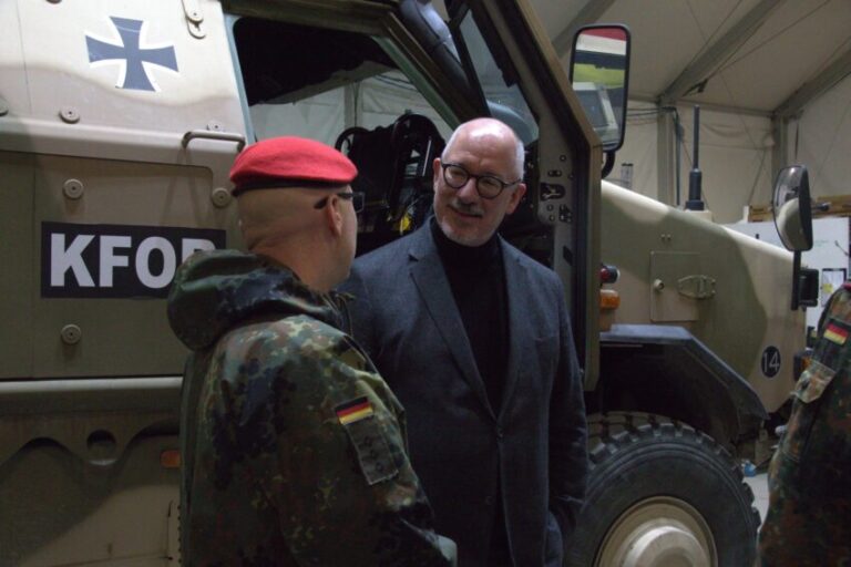 Sekretari gjerman i Mbrojtjes vlerëson lart përkushtimin dhe profesionalizmin e ushtarëve të KFOR-it