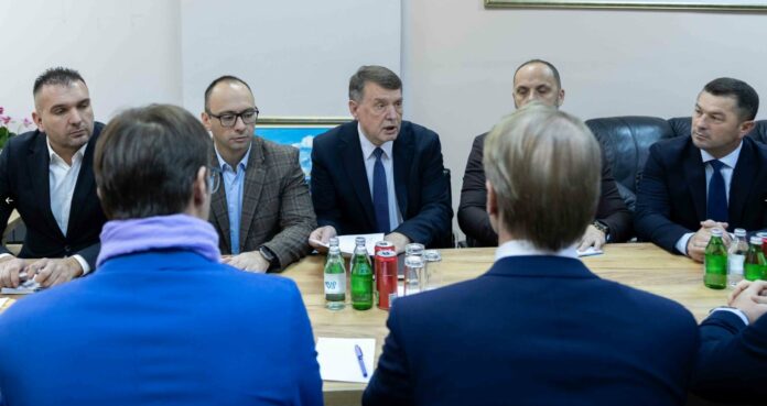 Shefi i zyrës së BE-së takon kryetarët serb, mirëpret transferimin e pushtetit në komunat veriore