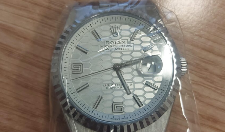 Dogana ndalon dy orë luksoze në valixhen e një qytetari në aeroportin “Adem Jashari”