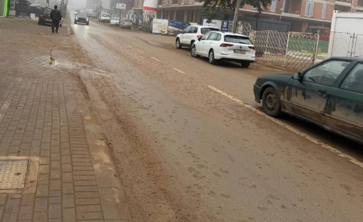 Kamioni ndoti asfaltin, Policia gjobit kompaninë me 1000 euro në Prizren