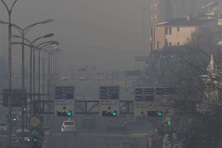 Prishtina sot po renditet e 19-ta në botë për ajër të ndotur