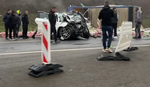 Aksident i rëndë në autostradën “Ibrahim Rugova”, përplasen vetura dhe kamioni