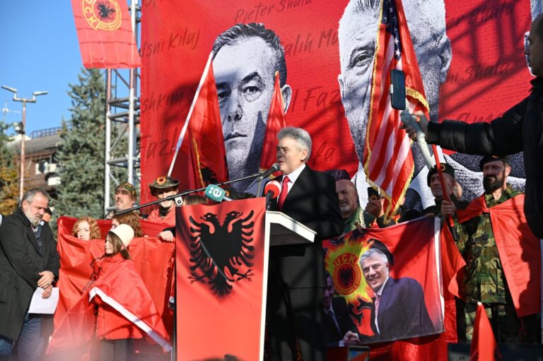 Ali Ahmeti falënderon SHBA-në, BE-në dhe NATO-n për mbështetjen ndaj UÇK-së në tubimin në Shkup