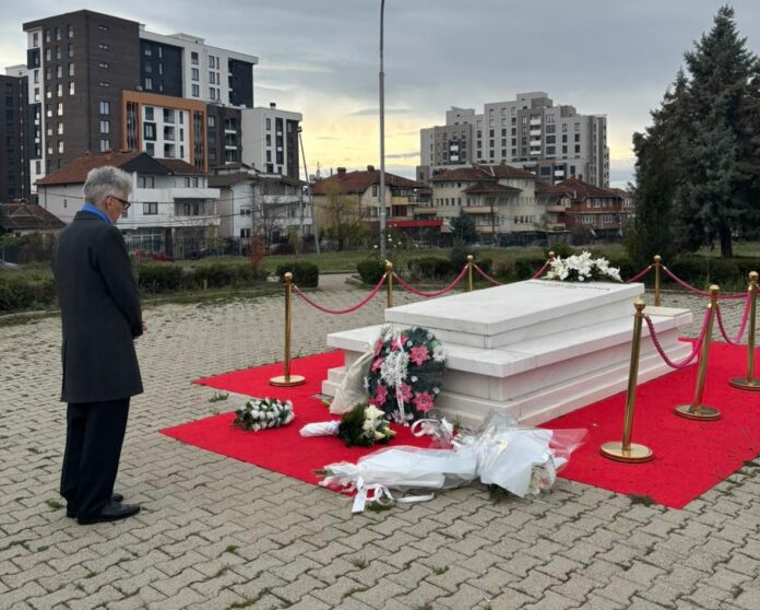 Ambasadori gjerman bën homazhe tek varri i Rugovës: Ishte avokat i rezistencës paqësore