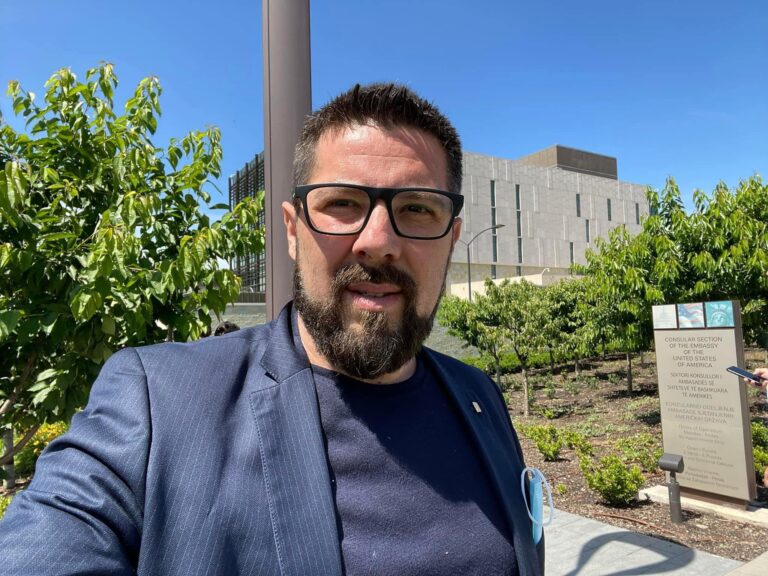 “Tri vite i dhashë UÇK-së, 19 vite LVV-së” – Krasniqi rrëfen arsyet e largimit nga Lëvizja Vetëvendosje