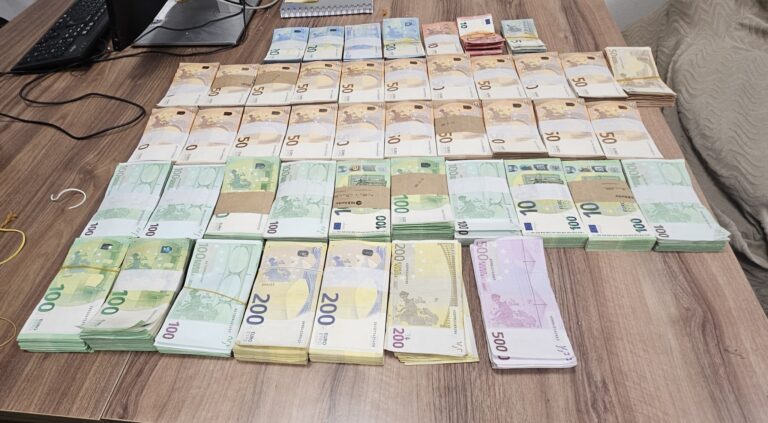 Dogana sekuestron rreth 300 mijë euro të padeklaruara në një automjet në kufirin e Hanit të Elezit
