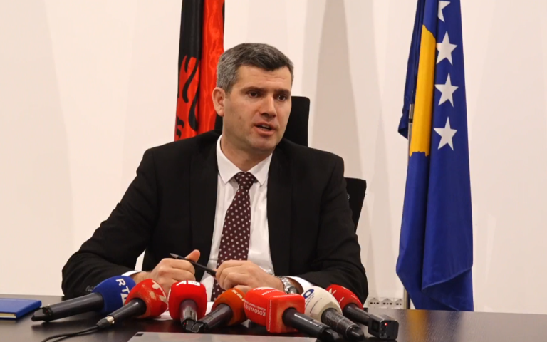 Fejzullahu nga ZRrE thirrje për kursim të energjinë elektrike: Konsumi i është afruar pikut maksimal të Shqipërisë