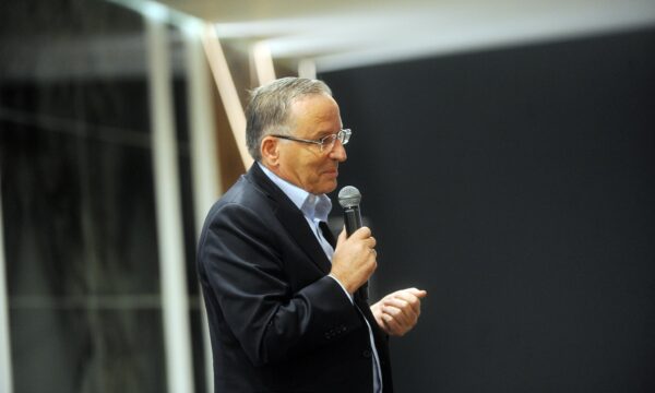 Hamza: 50% paga më të larta për mjekët, mësimdhënësit, policët, ushtarët dhe të gjithë punëtorët e sektorit publik