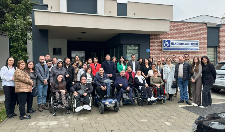 Dardan Berisha viziton shoqatën “Handikos” në Suharekë: Le të jetë kjo ditë një thirrje për më shumë dashuri