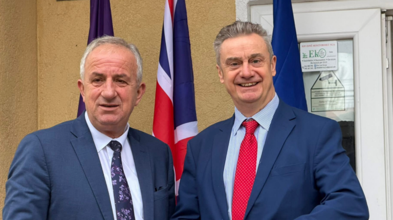 Ambasadori britanik, Jonathan Hargreaves viziton Suharekën, njihet nga afër me zhvillimet dhe projektet e komunës