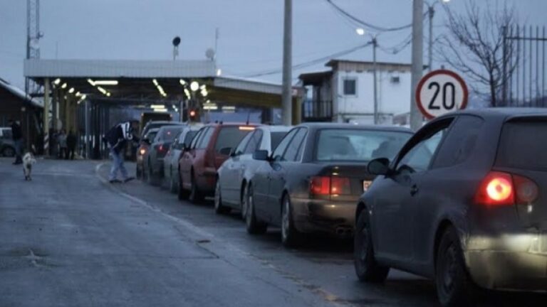 Fluksi i mërgimtarëve, gjendja në kufi: Gati një orë pritje në Jarinje, kolona deri 500 metra