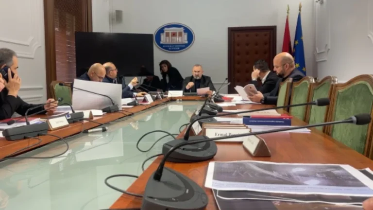 Kaosi në Kuvend javën e kaluar, përjashtohen për 30 ditë gjashtë deputetë të PD-së