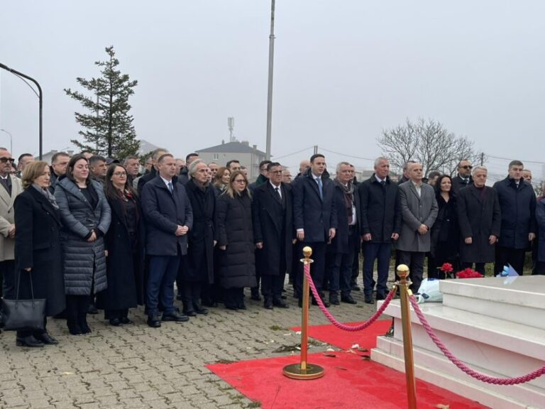 LDK bën homazhe te varri i ish-Presidentit Ibrahim Rugova në 36-vjetorin e themelimit të partisë