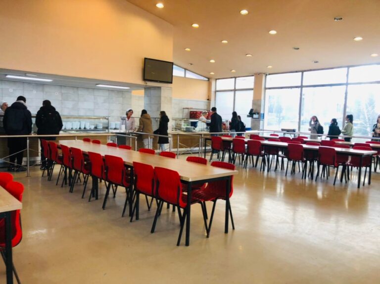 Incident në Mensën e Studentëve, ndalohen tre persona nga Policia – njëri pranon tretman mjekësor