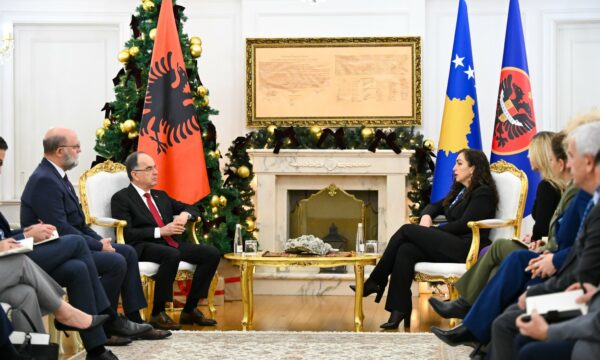 Osmani pret në takim Begajn: Kosova dhe Shqipëria kanë nevojë të jenë gjithmonë pranë njëra-tjetrës