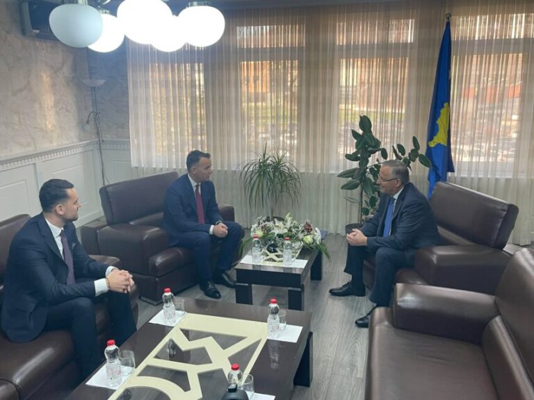 Hamza ia dorëzon Pecit pozitën e kryetarit: Gara politike ka përfunduar, do të kontribuojë kudo që jam