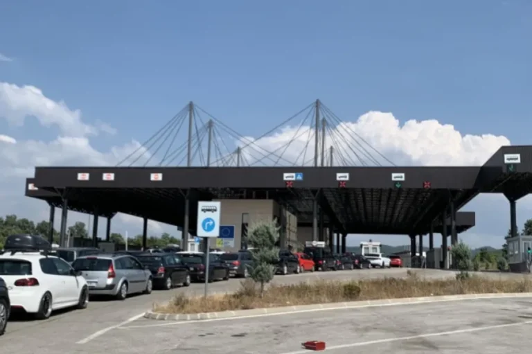 Rreth një orë pritje në Bërnjak, kjo është gjendja në pikëkalimet kufitare për hyrje nga Kosova