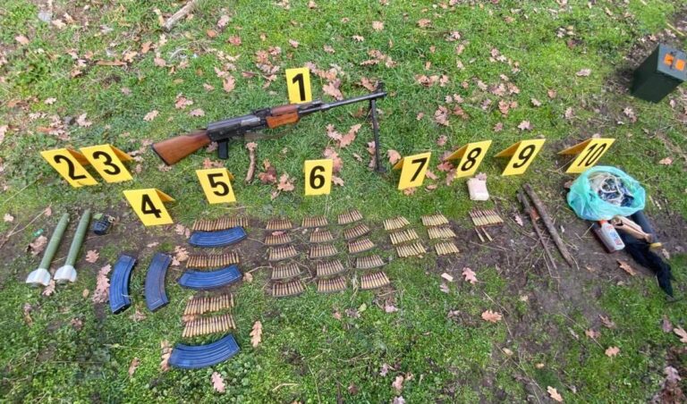 Policia gjen armë, municion e pajisje ushtarake në dy raste në Leposaviq