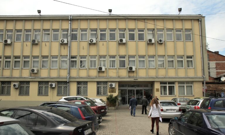 Marrje dhe dhënie të ryshfetit, kërkohet paraburgim për një polic dhe një serb në Prizren