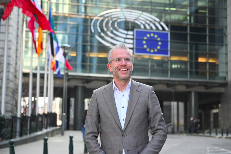 Eurodeputeti Reuten mirëpret heqjen e masave: Tani mund të rifillojmë rrugën evropiane të Kosovës