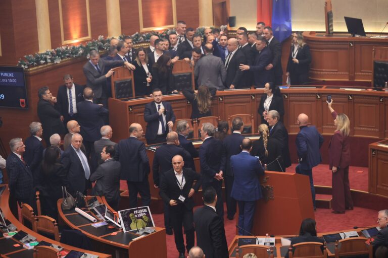 Mbyllet seanca plenare në Kuvendin e Shqipërisë pas një ore tension e përleshje fizike