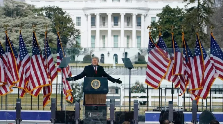Beteja ligjore e Trump me BBC-në, ekspertët: Avokatët e presidentit duhet të ngjisin “një mal” për të fituar 10 miliardë dollarët e pretenduar