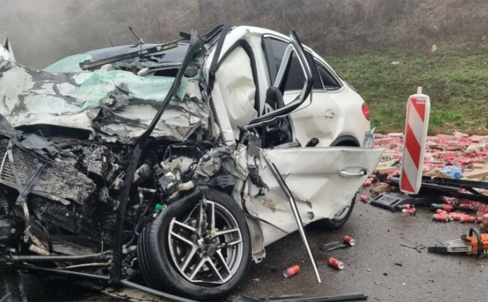 Aksidenti i rëndë mes veturës dhe kamionit në autostradë, humb jetën një grua