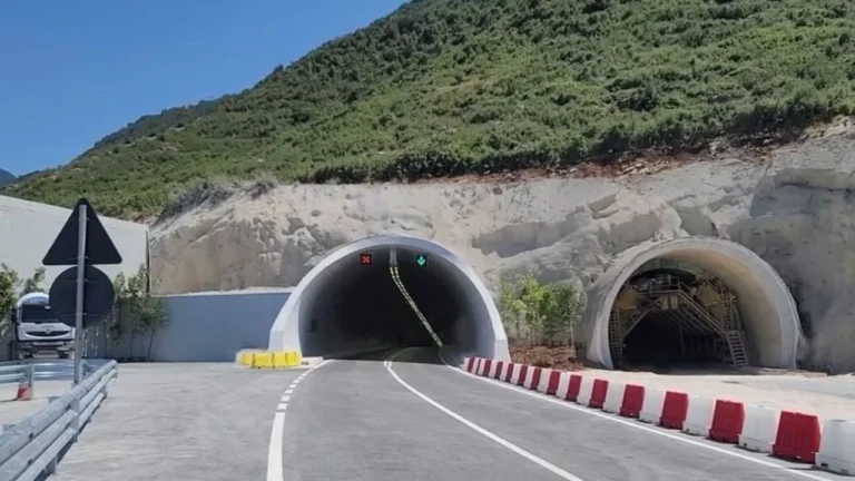 E rëndë në Vlorë/ Merr flakë makina në Llogara, gjendet një person i djegur
