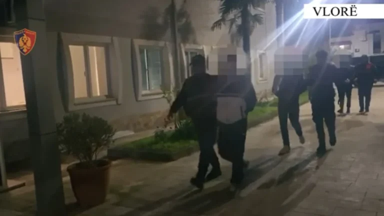 Mbajtën peng kosovarin për dy javë dhe e dhunuan, Policia në Vlorë arreston tre persona – zbulon emrat