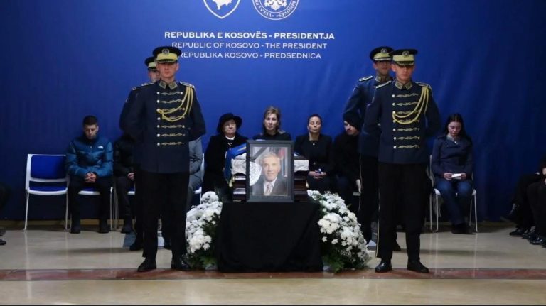 Krerët e partive politike bëjnë homazhe në nderim të ish-kryetarit të Kuvendit, Nexhat Daci