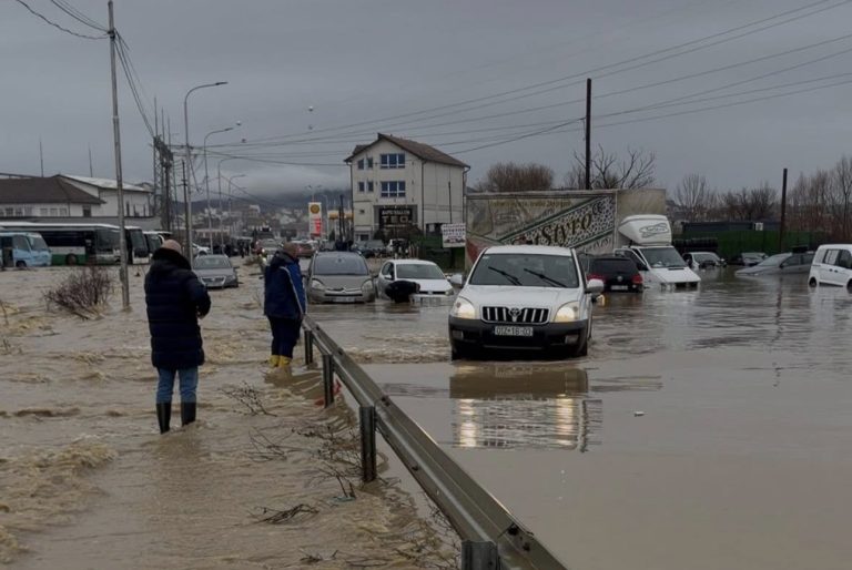 Situatë kaotike në Drenas: Bllokohen rrugët, ndërpritet rryma e evakuohen disa familje