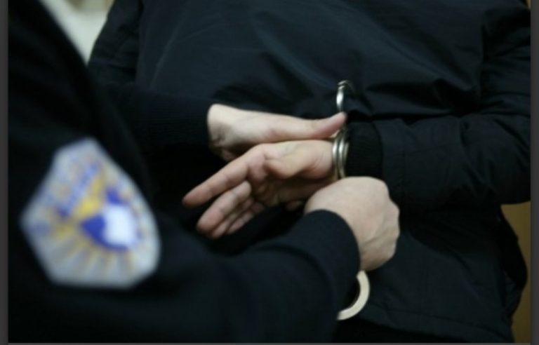 Arrestohen dy persona në Mitrovicë për drogë, armë dhe para të gatshme