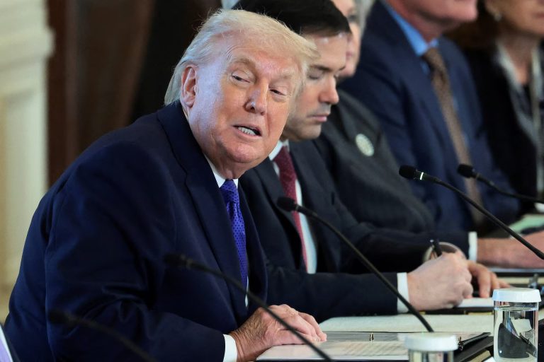 Trump vendos tarifa prej 25 për qind për shtetet që tregtojnë me Iranin