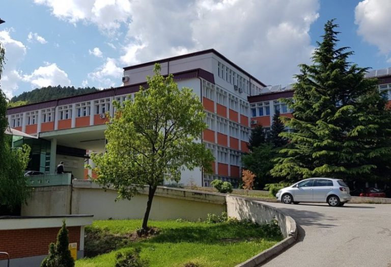 Spitali i Pejës jep detaje mbi gjendjen e tre të plagosurve në Deçan: Dy janë bartur në QKUK, një po trajtohet te ne