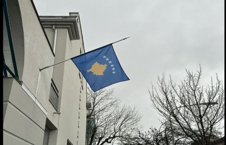 Flamuri i Kosovës në gjysmë shtize në Cyrih për viktimat në Crans-Montana