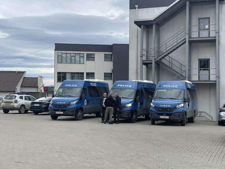 Furgonët e Policisë prezentë në Malishevë, po intervistohen rreth 50 komisionerë