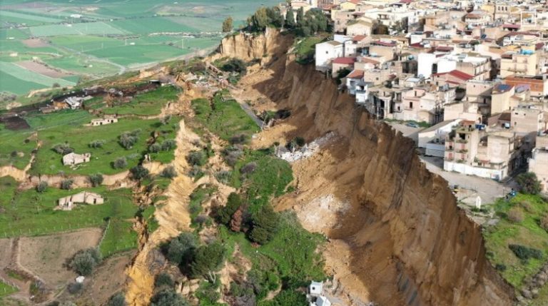 Rrëshqitje e tokës në Sicili: Dhjetëra shtëpi në buzë të një shkëmbi, 1500 persona të evakuuar