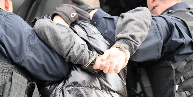 Prokuroria jep detaje pas arrestimit të katër personave: Janë zyrtarë të MPB-së, lëshuan leje të armëve jashtë rregullave
