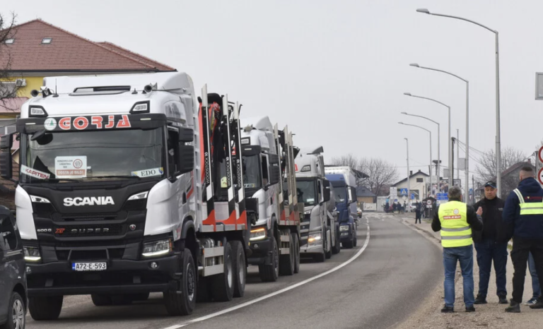 Ambasada e Kosovës në Shkup: Transportuesit kosovarë të prekur nga bllokada