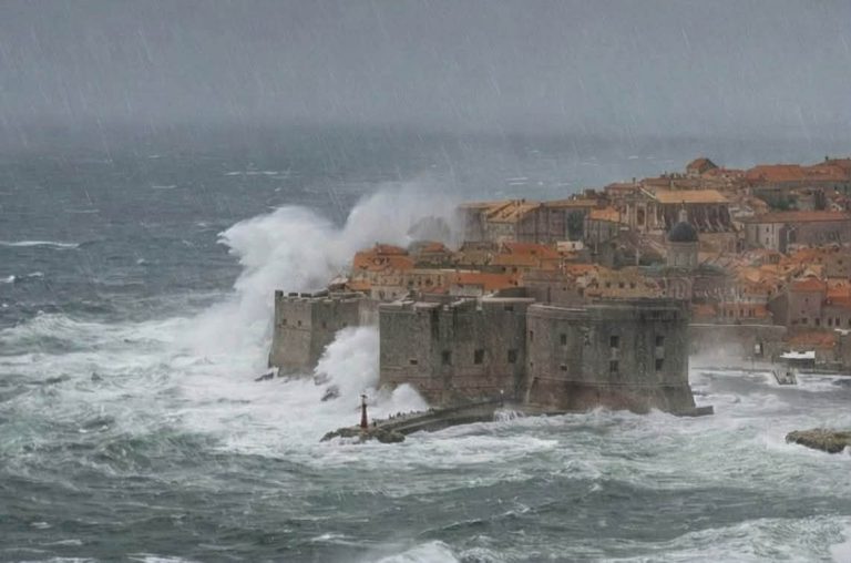 Valë deri në shtatë metra godasin Dubrovnikun, stuhia detare përfshin bregdetin
