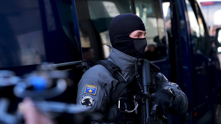 Aksion i Antidrogës në Suharekë: Arrestohen tre persona, sekuestrohet kokainë, armë zjarri e para