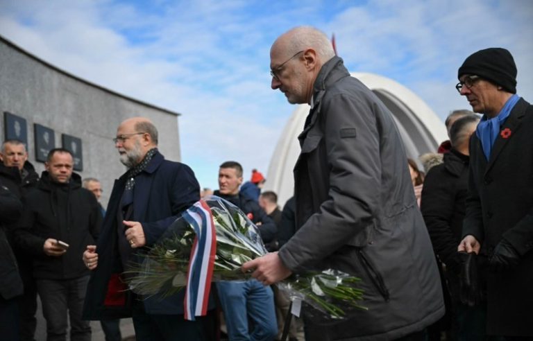 Ambasadori i Francës bën homazhe në Reçak, shpreh mbështetjen për Kosovën