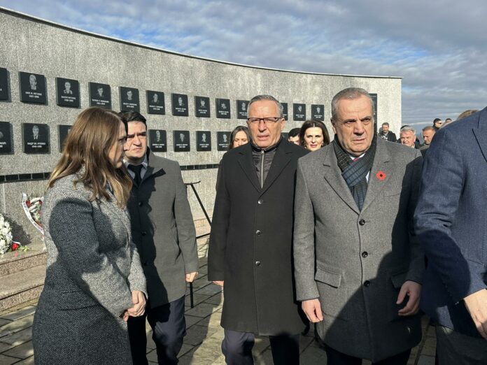 Hamza nderon viktimat e masakrës së Reçakut: Falë sakrificës e gjakut të të rënëve, gëzojmë lirinë