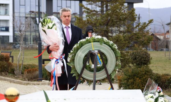 Ambasadori britanik kujton Rugovën: Vizionar i vërtetë që udhëhoqi vendin dhe popullin e tij gjatë kohërave sfiduese