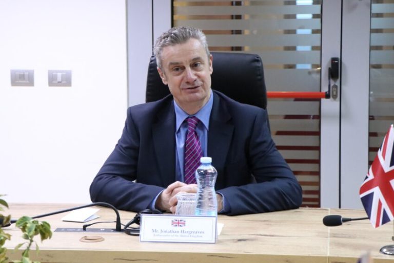 Ambasadori britanik liston dëshirat për 2026, njëra nga to “zbatimi i marrëveshjeve dhe paqja me Serbinë”