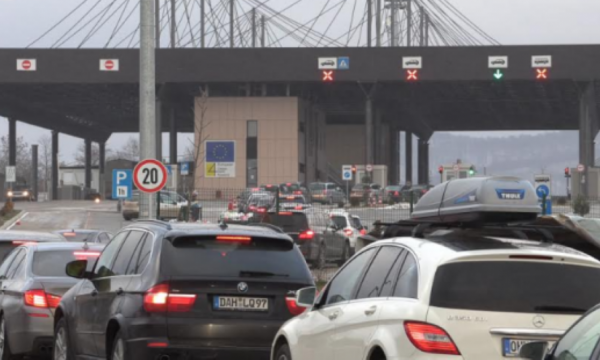 Rikthehen kolonat në kufi, deri në 1 orë e gjysmë pritjet në Jarinjë për të dalë nga Kosova